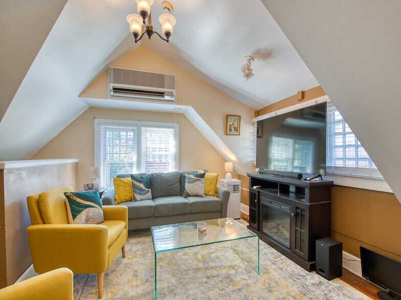 More Photos Of 553 W Main St, Sylva Restaurant For Lease