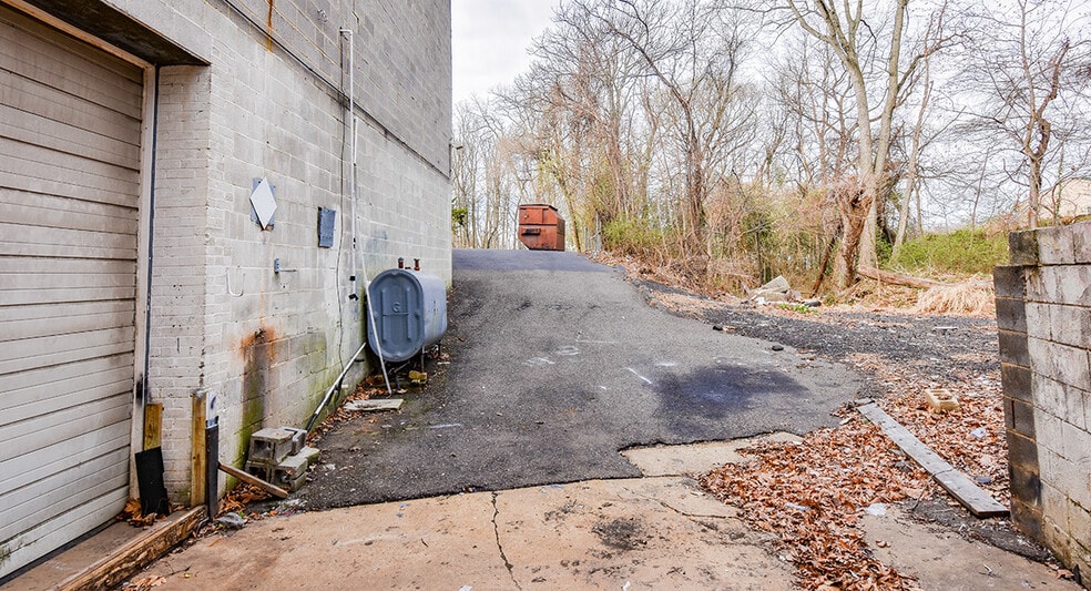 More Photos Of 7402-7408 Maxey Dr, Fort Washington Warehouse For Lease