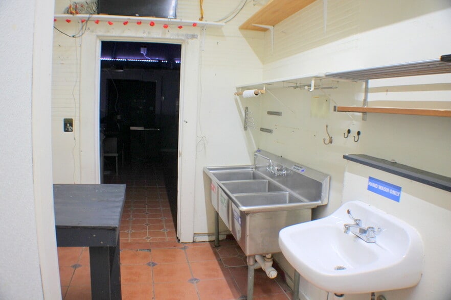 More Photos Of 3907 Canal St, Houston Bar For Lease