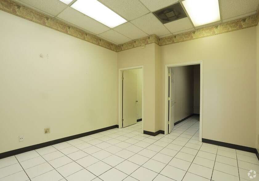 More Photos Of 13030-13190 Veterans Memorial Dr, Houston Unknown For Lease