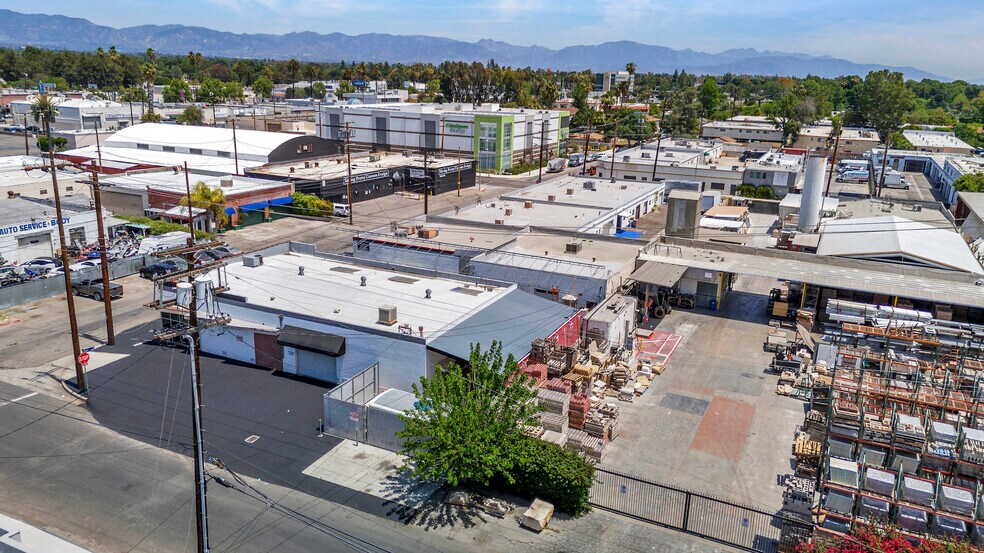 More Photos Of 18422-18428 Gault St, Reseda Warehouse For Lease