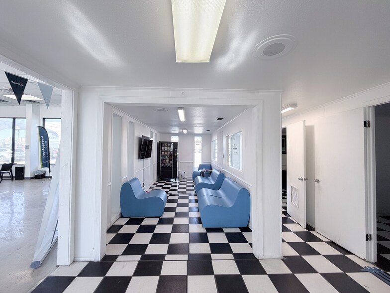 More Photos Of 9600 N I-35, San Antonio Showroom For Lease