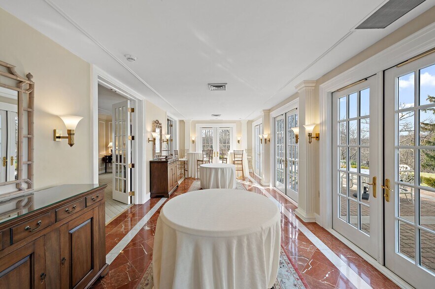 More Photos Of 1442 Coraopolis Heights Rd, Moon Township Hospitality For Sale