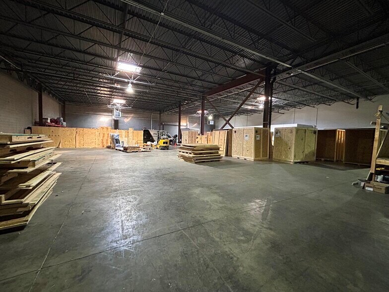 More Photos Of 4300 W Lake St, Chicago Warehouse For Lease