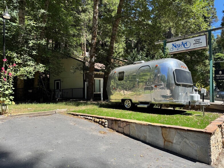 More Photos Of 26890 CA-189 Hwy, Blue Jay Storefront Retail Residential For Lease