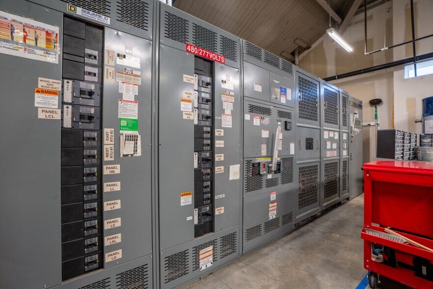 More Photos Of 900 W Indiana St, Evansville Distribution For Lease