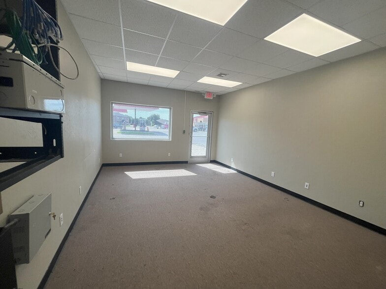 More Photos Of 7926 N May Ave, Oklahoma City Storefront Retail Office For Lease