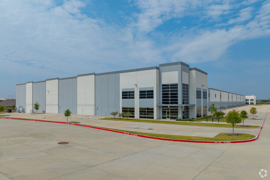 More Photos Of 900 Heritage Trace Pky, Fort Worth Warehouse For Lease
