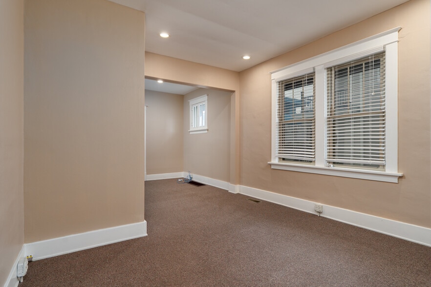 More Photos Of 240 S Buchanan St, Edwardsville Office For Sale