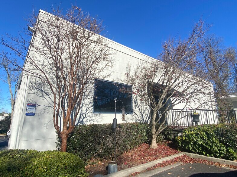 More Photos Of 3669 N Peachtree Rd, Atlanta Office For Lease