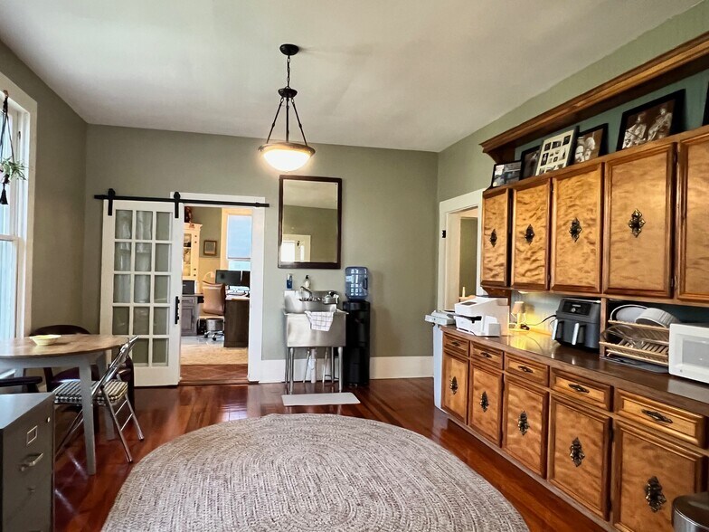 More Photos Of 306 N Austin St, Comanche Office For Sale