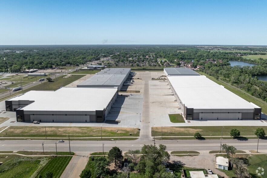 More Photos Of 1217 W MacArthur Rd, Wichita Warehouse For Lease