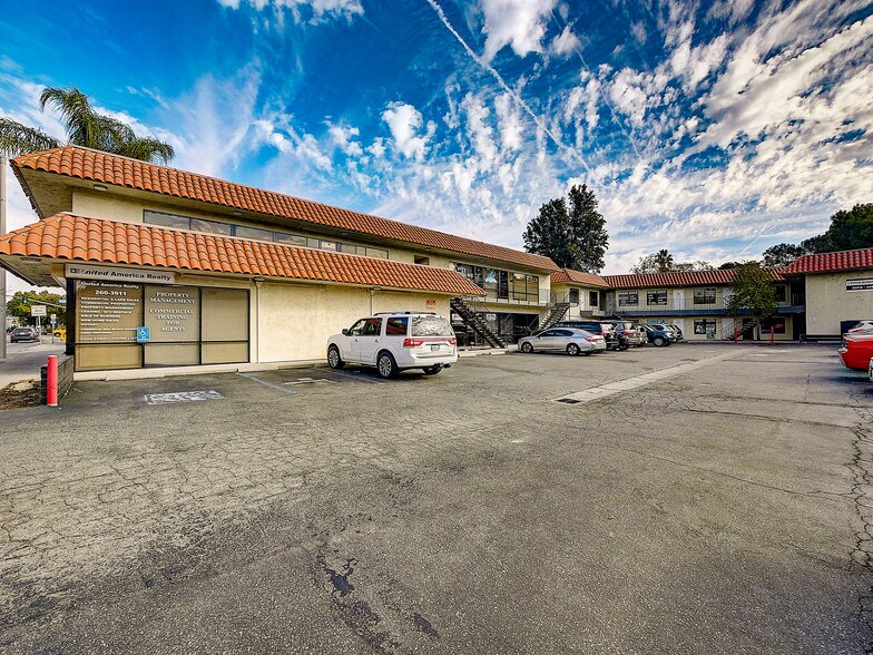 Primary Photo Of 22916 Lyons Ave, Santa Clarita Storefront Retail Office For Lease
