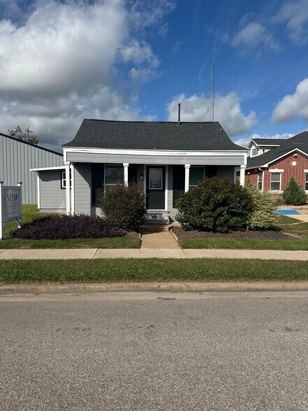 Primary Photo Of 117 E Myrtle St, Angleton Freestanding For Lease