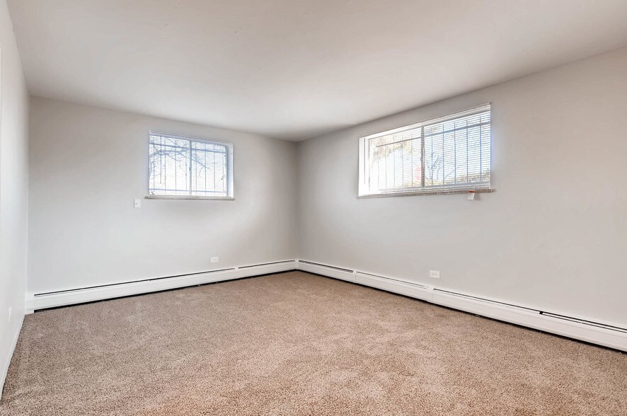 More Photos Of 1695 Clinton St, Aurora Apartments For Sale