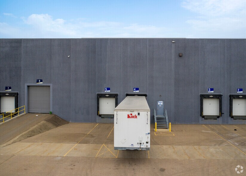 More Photos Of 41 E Northern Stacks Dr, Fridley Warehouse For Lease