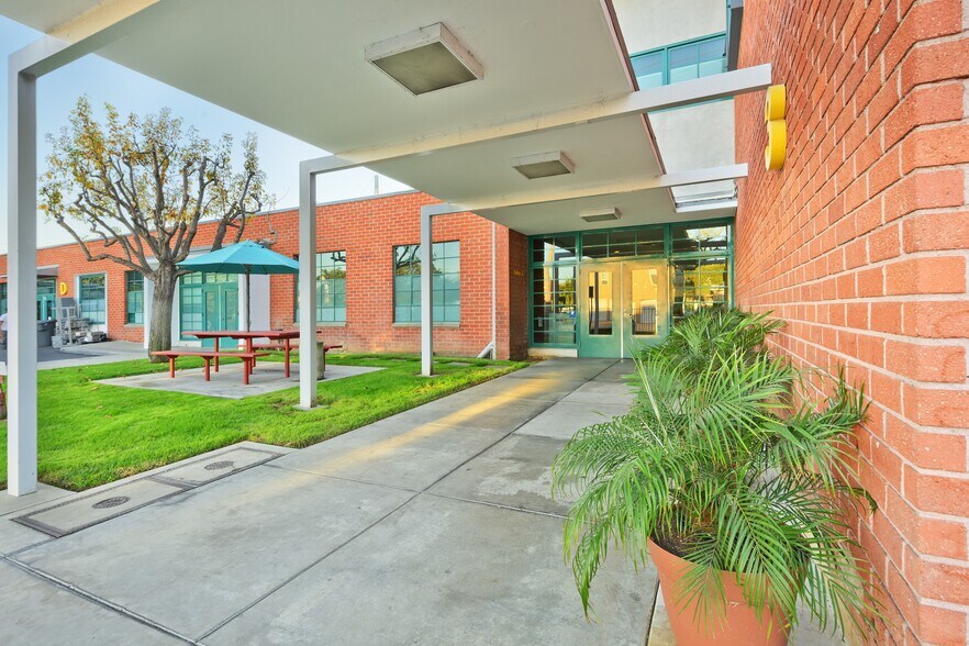 More Photos Of 2440 S Sepulveda Blvd, Los Angeles Office For Lease