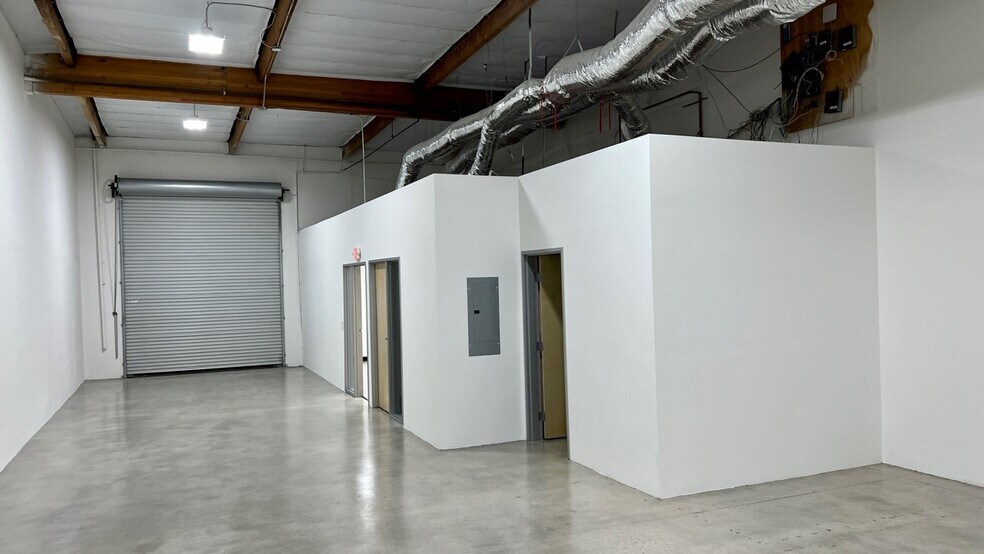 More Photos Of 18320-18330 Oxnard St, Tarzana Unknown For Lease