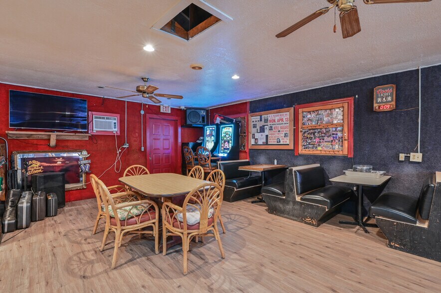 More Photos Of 2451 SE Highway 41, Morriston Bar For Sale