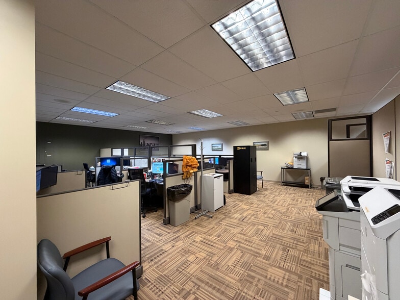 More Photos Of 985 Gezon Pky SW, Grand Rapids Office For Lease