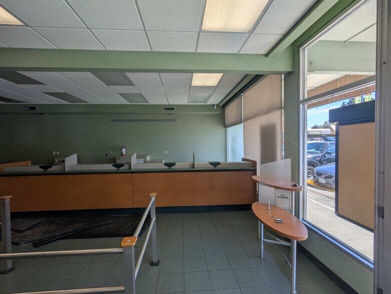 More Photos Of 1516-1590 Fairfield Rd, Victoria General Retail For Lease