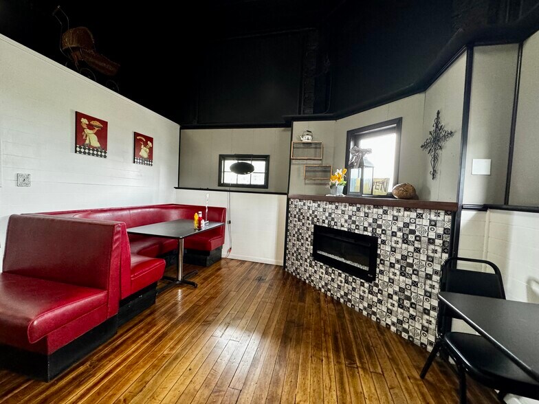 More Photos Of 134 E Market St, Colchester Restaurant For Sale