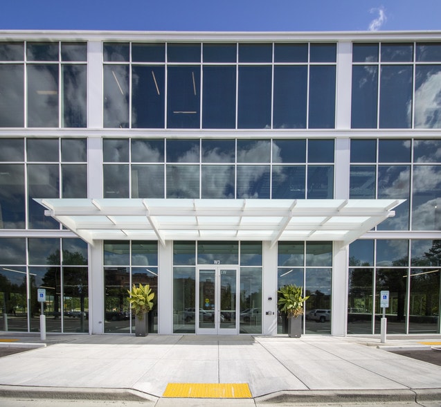 More Photos Of 10401 Innovation Dr, Wauwatosa Office For Lease