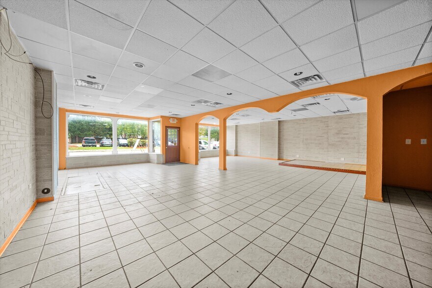 More Photos Of 358-368 W Jefferson St, Joliet General Retail For Sale
