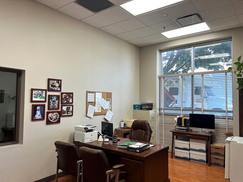 More Photos Of 2480-2490 S Wolf Rd, Des Plaines Manufacturing For Sale