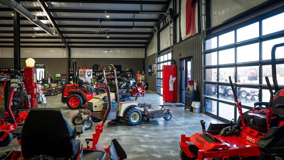 More Photos Of 1885 17th NE st, Paris General Retail For Sale