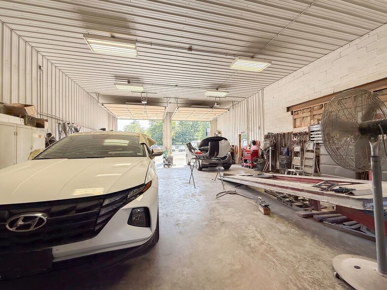 More Photos Of 888 Commercial Blvd, Herculaneum Warehouse For Sale