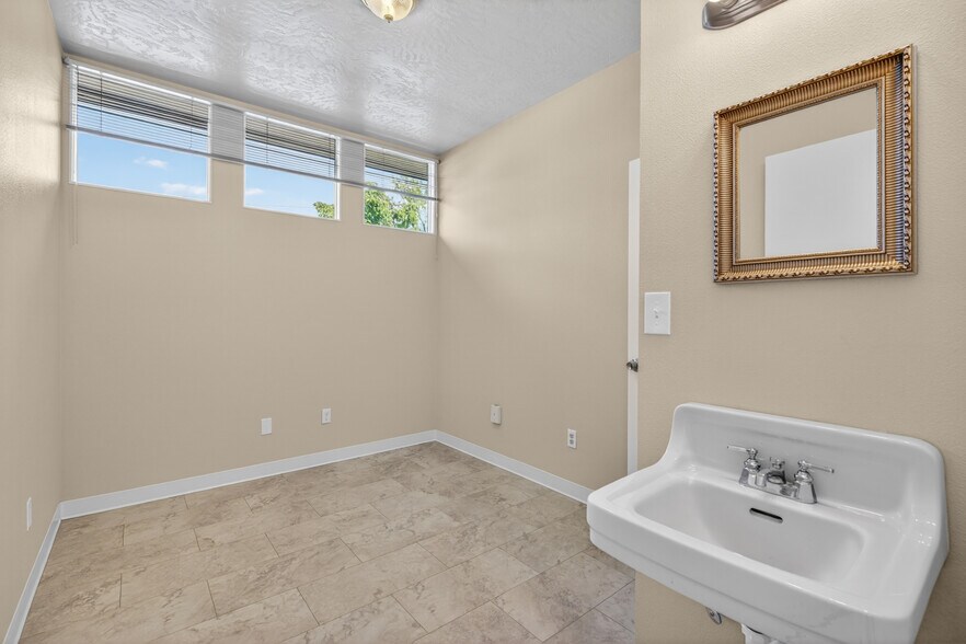 More Photos Of 619 Diagonal St, Clarkston Medical For Sale