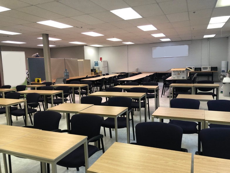 More Photos Of 1324 36th Ave NE, Calgary Warehouse For Sale