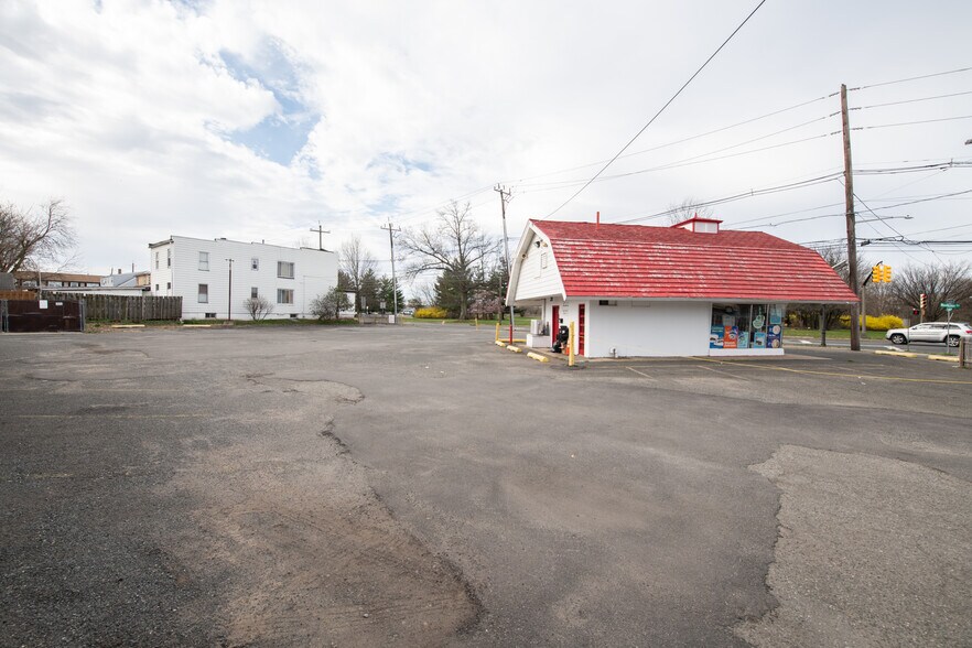 More Photos Of 735 E Hazelwood Ave, Rahway Freestanding For Sale