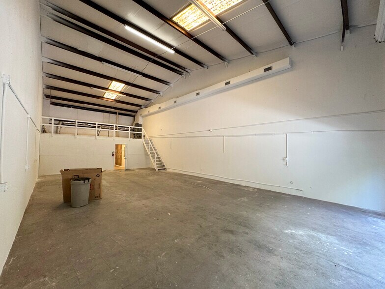 More Photos Of 4776 Radio Rd, Naples Warehouse For Lease