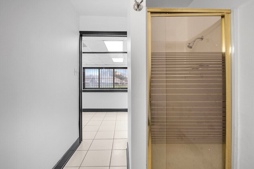 More Photos Of 6816 Larkwood Dr, Houston Industrial For Sale