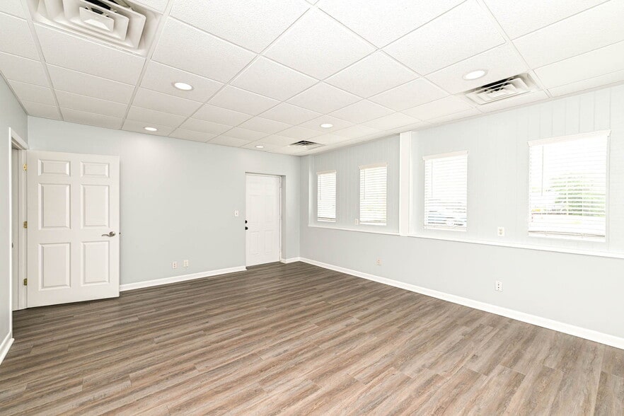 More Photos Of 3455 Shelby St, Indianapolis Office For Sale