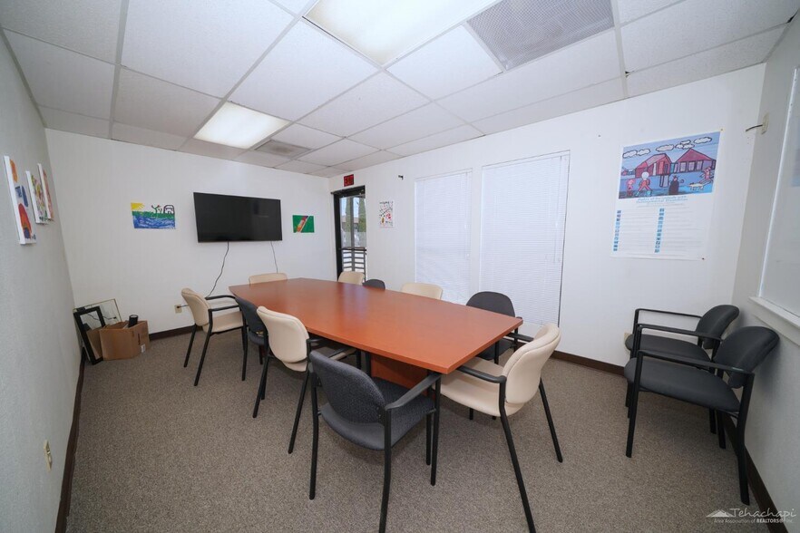 More Photos Of 20031 W Valley Blvd, Tehachapi Office For Sale