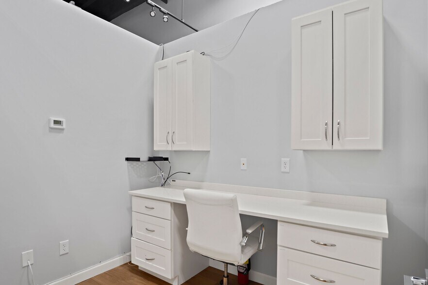 More Photos Of 47 Newbury St, Peabody Freestanding For Lease