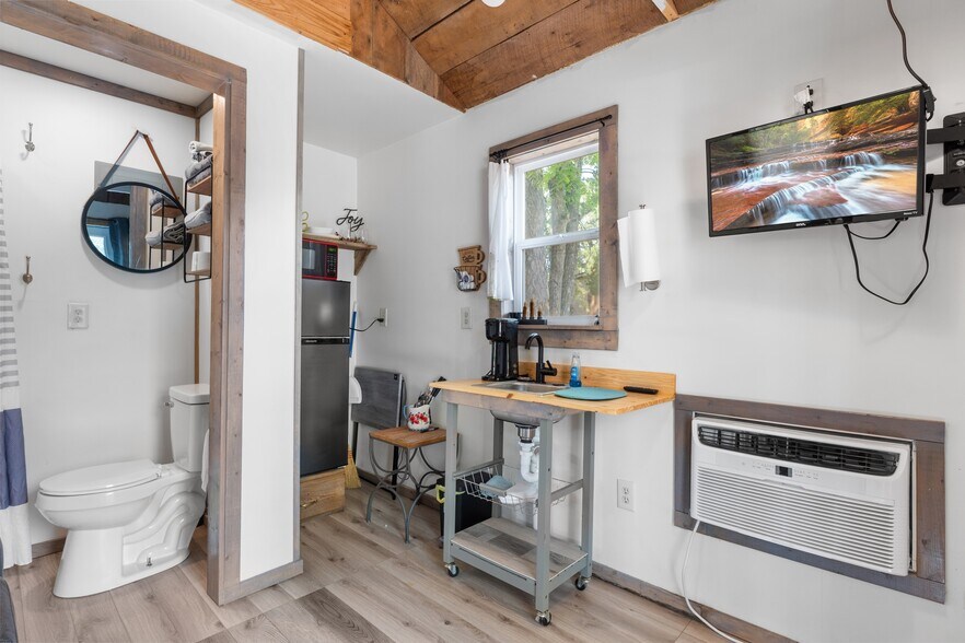 More Photos Of 10897 AR-5, Salesville Hotel For Sale