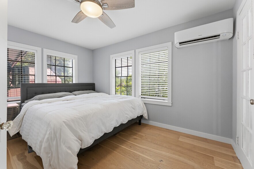 More Photos Of 310 Wimberley Sq, Wimberley Freestanding For Sale