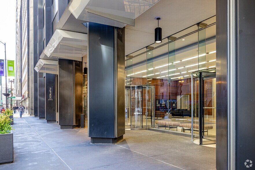 More Photos Of 230 W Monroe St, Chicago Office For Lease