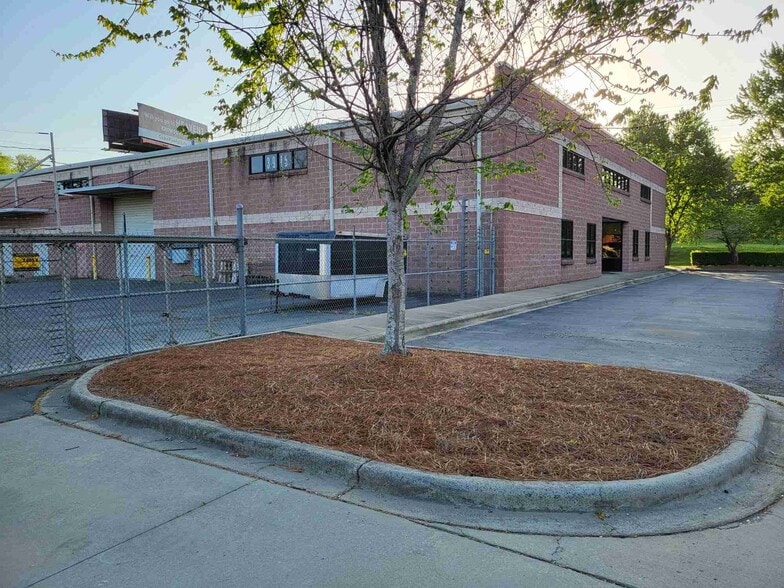 More Photos Of 3915 Stuart Andrew Blvd, Charlotte Light Distribution For Lease