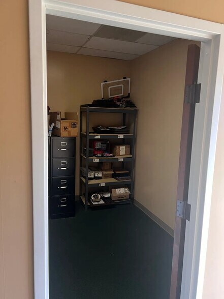 More Photos Of 1785 Grassland Pky, Alpharetta Showroom For Lease