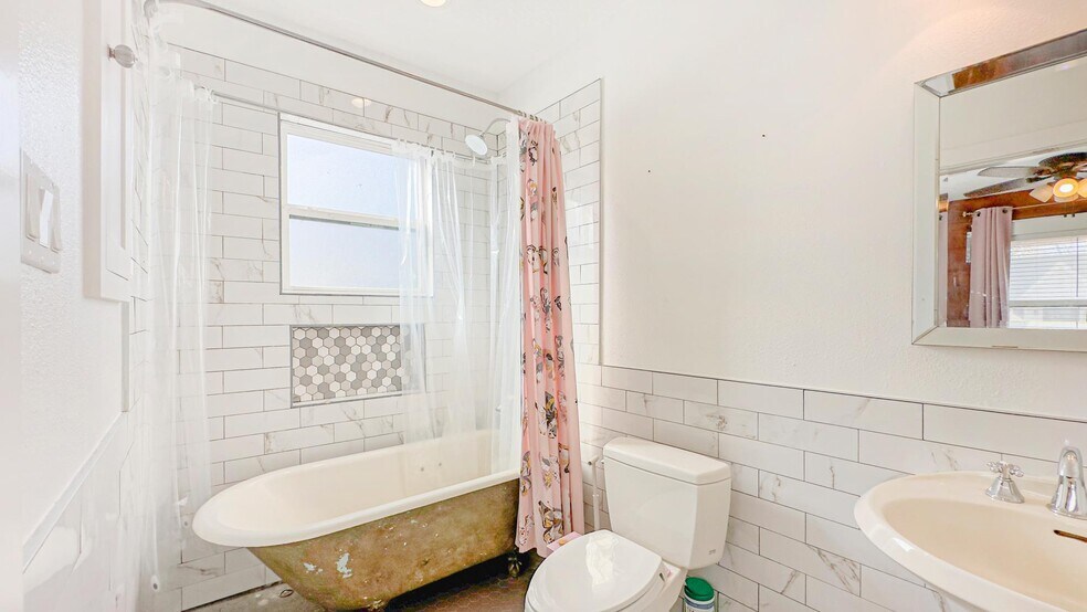 More Photos Of 4409 Canal St, Houston General Retail For Sale