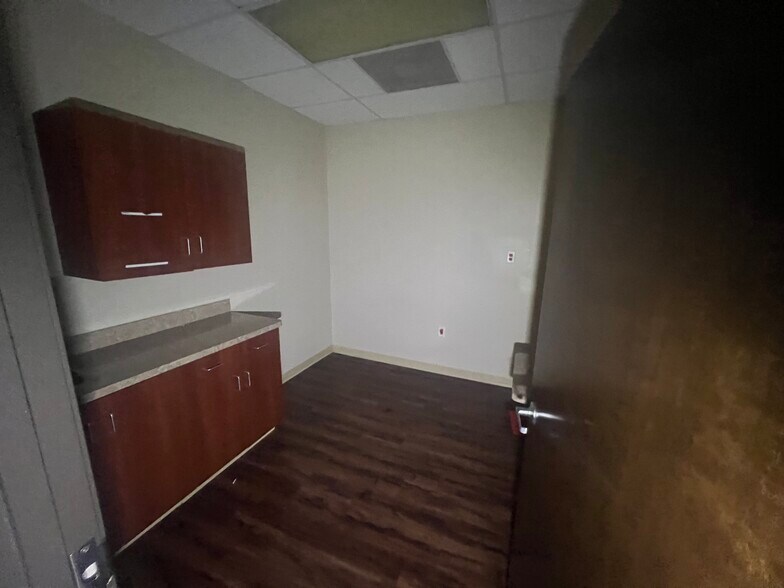 More Photos Of 1800 W Pioneer Pky, Arlington Medical For Lease