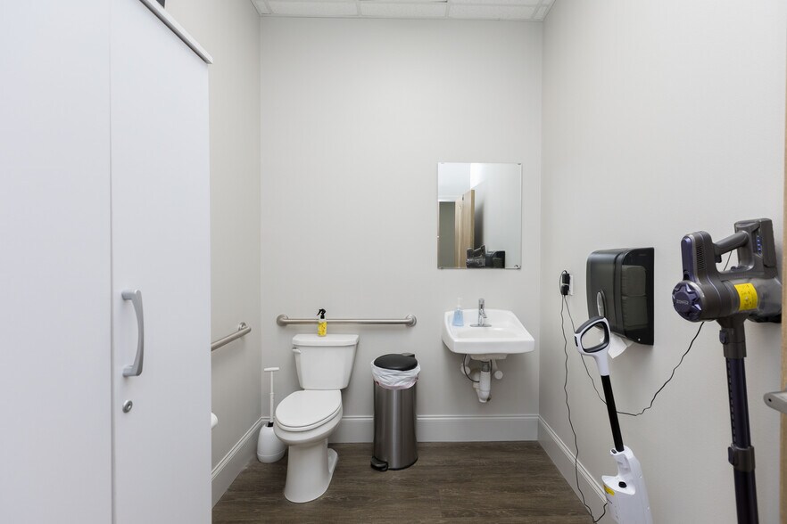 More Photos Of 12110 S Harrells Ferry Rd, Baton Rouge Showroom For Sale