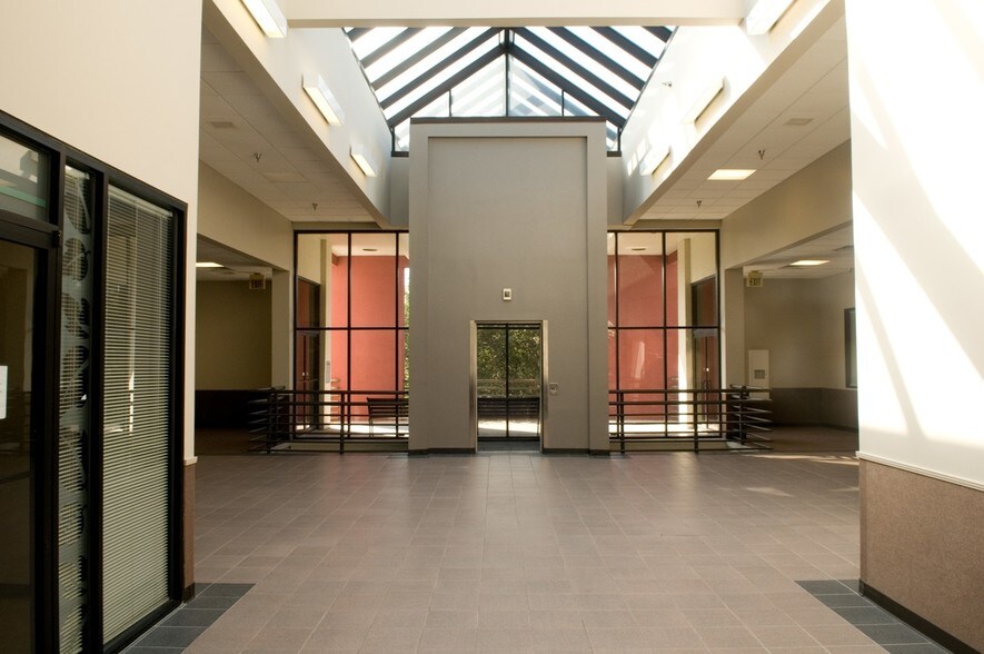 More Photos Of 5745 Essen Ln, Baton Rouge Office For Lease
