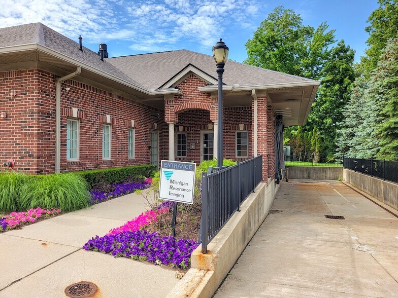 Primary Photo Of 43650 Garfield Rd, Clinton Township Medical For Lease