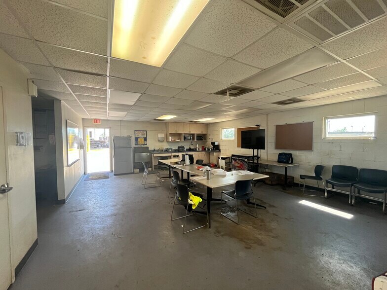 More Photos Of 513 Moffet Rd, Clute Warehouse For Sale